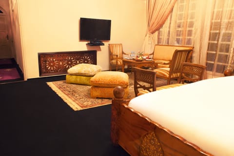 Executive Suite | Minibar, in-room safe, free WiFi