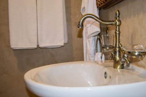 Deluxe Double Room | Bathroom | Hair dryer, towels