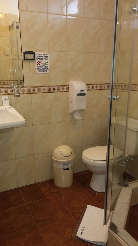 Economy Double Room (Piso 7) | Bathroom | Shower, rainfall showerhead, free toiletries, towels