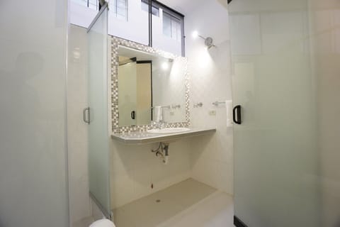 Single Room | Bathroom | Shower, rainfall showerhead, free toiletries, towels