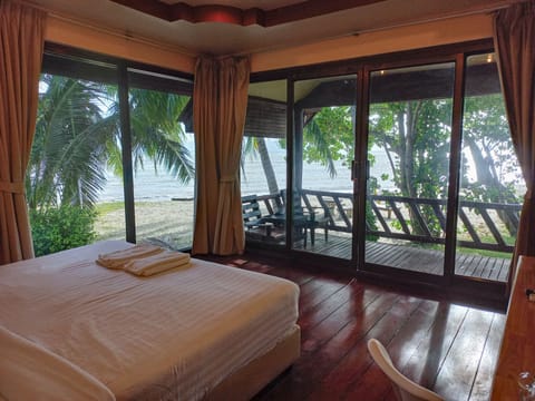 Beach Front Bungalow | Minibar, in-room safe