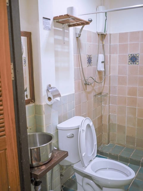 Standard Single Room | Bathroom | Shower, free toiletries, hair dryer, slippers