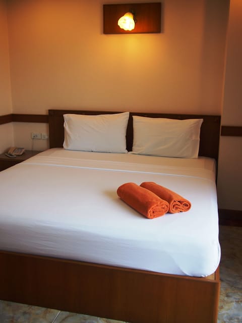 Deluxe Room | Minibar, in-room safe, free WiFi