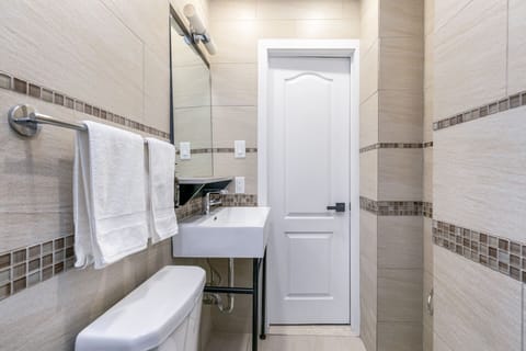 Economy Quadruple Room (307) | Bathroom | Shower, rainfall showerhead, free toiletries, hair dryer