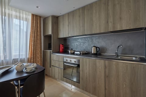 Deluxe Apartment | Private kitchen | Fridge, microwave, coffee/tea maker, electric kettle