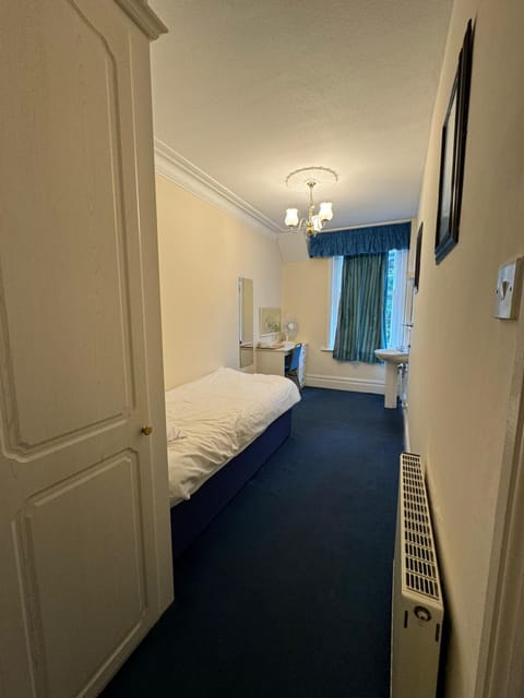 Standard Studio | Desk, iron/ironing board, free WiFi, bed sheets