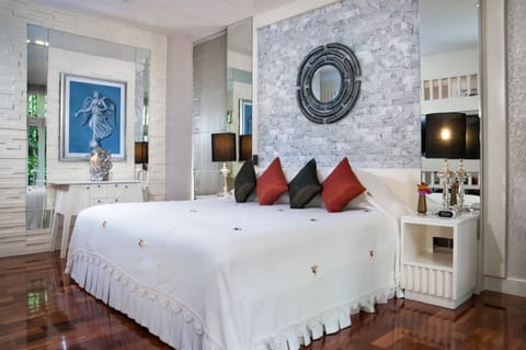 Suite | Premium bedding, pillowtop beds, minibar, in-room safe