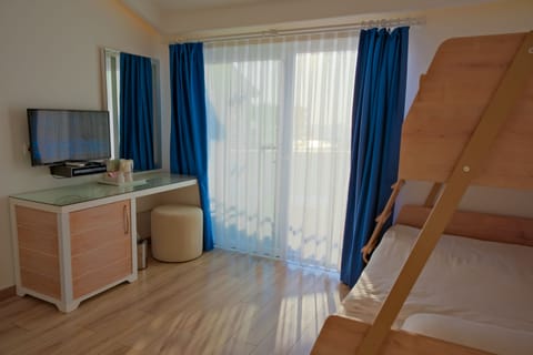 Suite Room with Bunkbed | Minibar, in-room safe, soundproofing, free WiFi