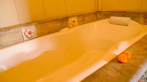 Deluxe Room | Bathroom | Combined shower/tub, free toiletries, hair dryer, towels