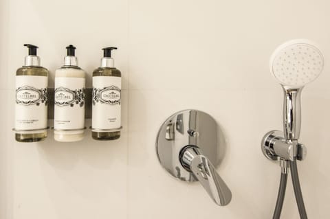 Junior Studio Suite | Bathroom | Free toiletries, hair dryer, towels, soap