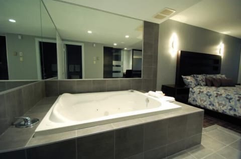Suite | Jetted tub