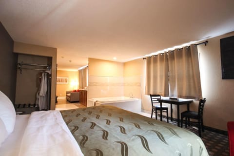 King Suite with Sofa Bed | Iron/ironing board, free WiFi, bed sheets