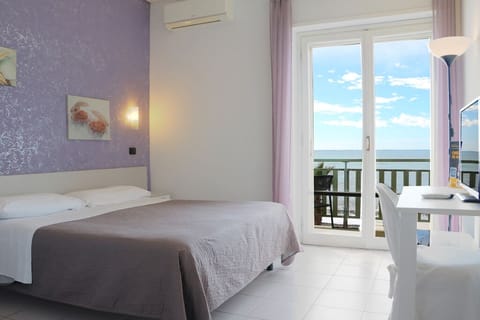 Double Room, Sea View | In-room safe, desk, soundproofing, free WiFi