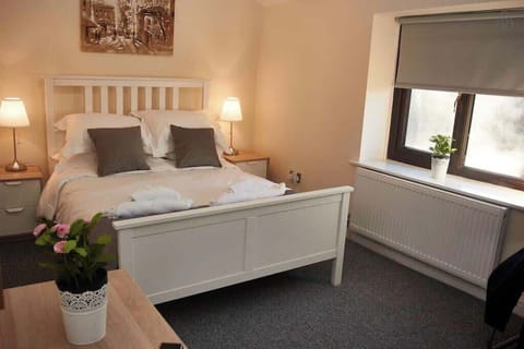 GORGEOUS COUNTRY HOUSE SLEEPS 8***