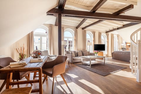 Deluxe double room, Non Smoking | 1 bedroom, hypo-allergenic bedding, in-room safe, individually decorated