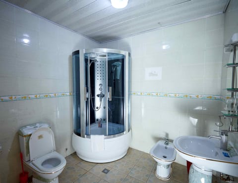 Grand Studio | Bathroom | Rainfall showerhead, free toiletries, bidet, towels