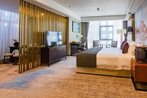 Executive Room, 1 King Bed | Premium bedding, minibar, in-room safe, desk