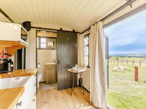 Interior | Daisy&rsquo;s Rest - Quarry Hill Farm, Shipton-Under-Wychwood