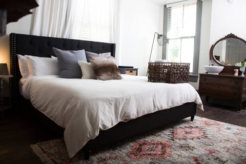 Large King Bedroom w/ Ensuite Bath