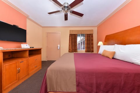 Room, 1 King Bed, Non Smoking | Desk, soundproofing, rollaway beds, free WiFi