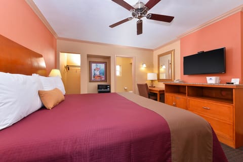 Room, 1 Queen Bed, Non Smoking | Desk, soundproofing, rollaway beds, free WiFi