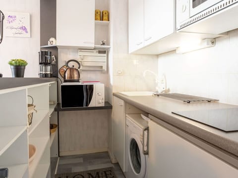 Cabinetry, Kitchen Sink, Tap, Property, Sink, Kitchen Stove, Flowerpot, Plumbing Fixture, Kitchen, Kitchen Appliance