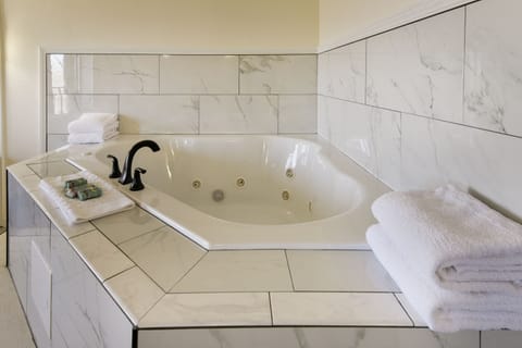 Honeymoon Suite, 1 King Bed, Non Smoking, Jetted Tub | Bathroom | Combined shower/tub, free toiletries, hair dryer, towels