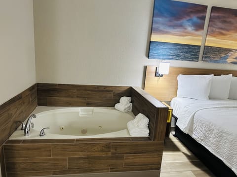 Deluxe Suite, 1 King Bed, Non Smoking | Bathroom | Combined shower/tub, hydromassage showerhead, free toiletries