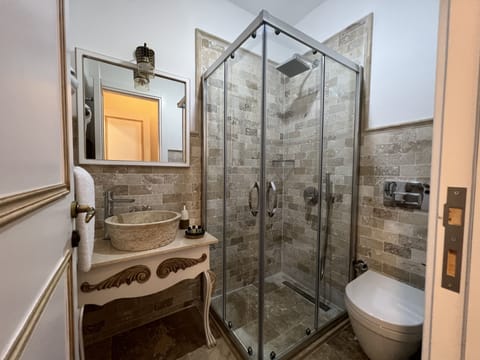 Deluxe Double Room | Bathroom | Shower, rainfall showerhead, free toiletries, hair dryer