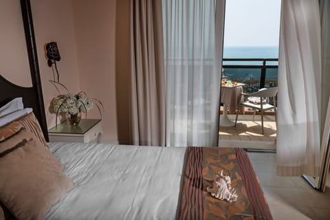 Exclusive Suite, Hot Tub, Sea View | Premium bedding, down comforters, in-room safe, desk