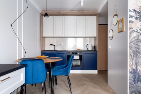 Design Suite | Private kitchen | Microwave, stovetop, coffee/tea maker, electric kettle