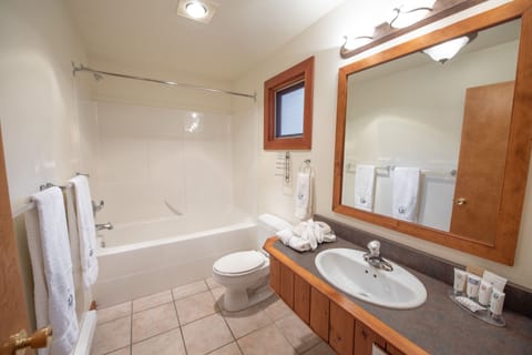 Classic Cabin | Bathroom | Free toiletries, hair dryer, towels, soap