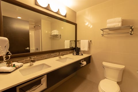 Romantic Room | Bathroom | Combined shower/tub, deep soaking tub, free toiletries, hair dryer