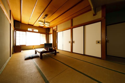 Japanese Style 25sqm, Shared Bathroom and Toilet, 6 people max | Free WiFi