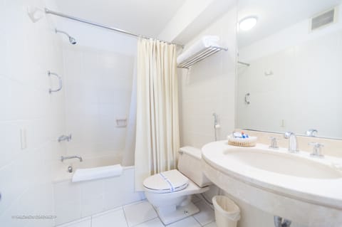 Standard Room, 2 Twin Beds | Bathroom | Shower, rainfall showerhead, free toiletries, hair dryer