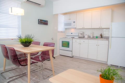 1 Bedroom Suite 2 Queens | Private kitchen | Microwave, coffee/tea maker, toaster, paper towels