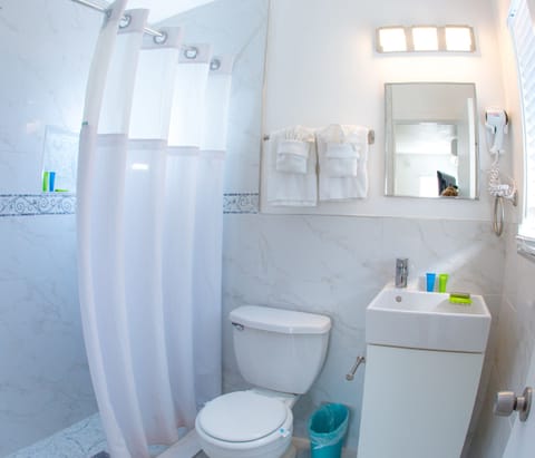   1 Bedroom Pool Side Suite King | Bathroom | Free toiletries, hair dryer, towels, shampoo
