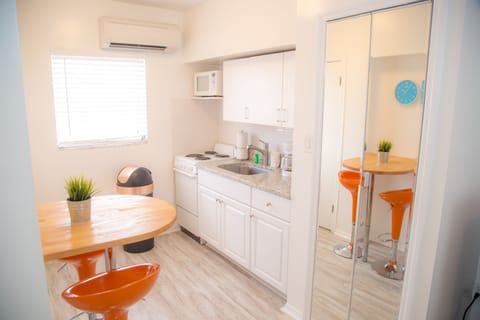 Efficiency Suite Queen | Private kitchen | Microwave, coffee/tea maker, toaster, paper towels