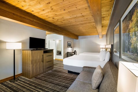 Desk, iron/ironing board, WiFi, bed sheets