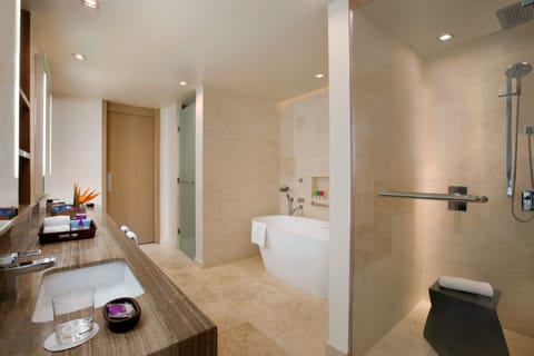 Ocean Front Grand Butler Suite | Bathroom | Separate tub and shower, jetted tub, hydromassage showerhead