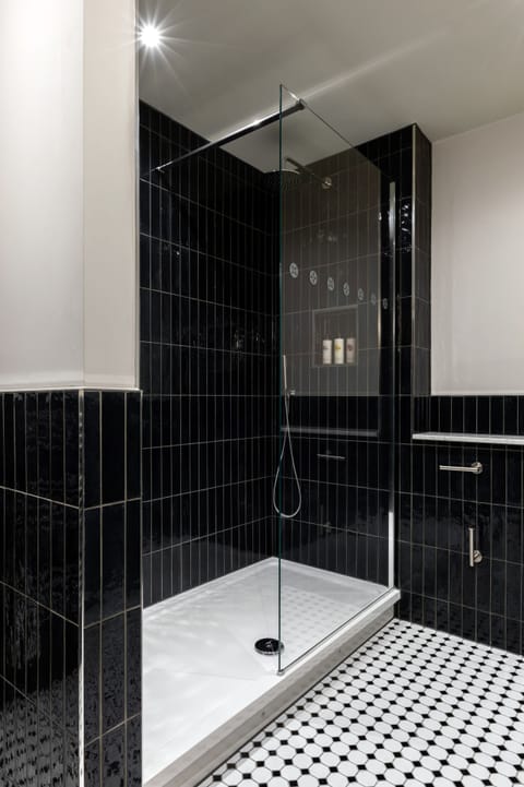 Design Double Room | Bathroom | Combined shower/tub, free toiletries, hair dryer, towels