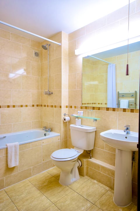 Combined shower/tub, free toiletries, hair dryer, towels