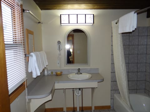 Premier Chalet (6 Doubles) | Bathroom | Combined shower/tub, free toiletries, towels