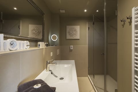 Standard Double Room, Balcony | Bathroom | Shower, towels