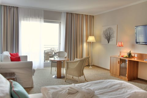 Standard Double Room, Partial Sea View | Desk, soundproofing, free WiFi, bed sheets