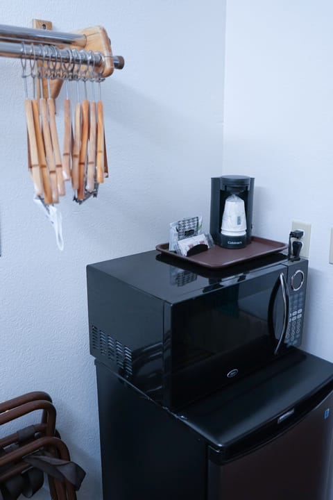 Standard Room, 1 King Bed | Mini-refrigerator