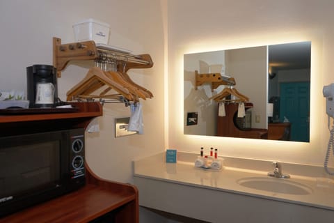 Standard Room, 1 Queen Bed | Bathroom | Free toiletries, hair dryer, towels