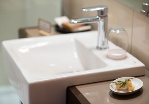 Deluxe Room | Bathroom | Shower, free toiletries, hair dryer, towels