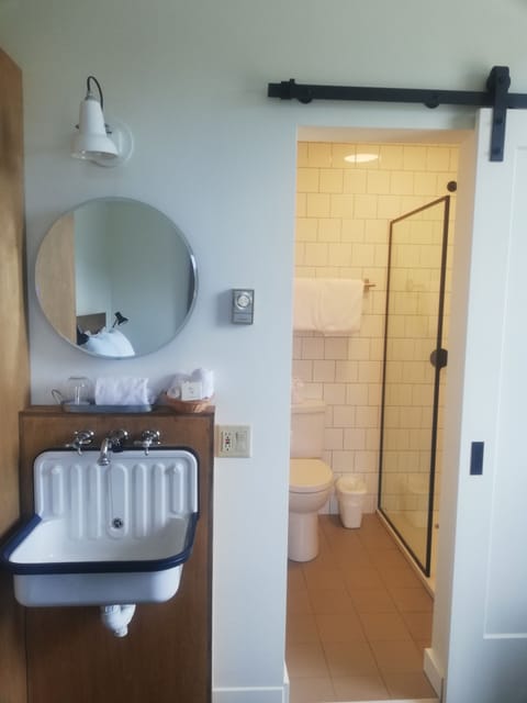 Room, 1 Queen Bed | Bathroom | Shower, free toiletries, hair dryer, towels