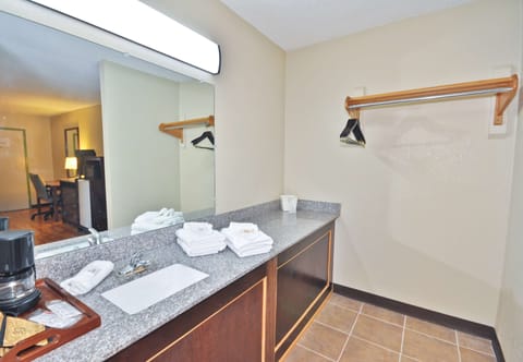 Combined shower/tub, free toiletries, hair dryer, towels